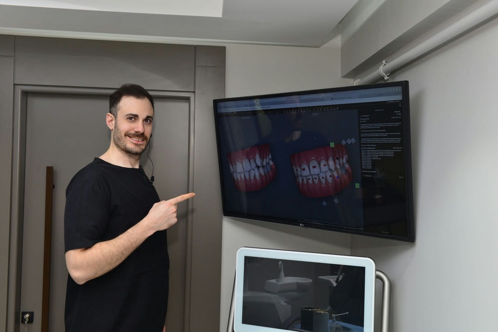 Hekim, dijital ekranda 3 boyutlu diş taramasını hastayla paylaşıyor