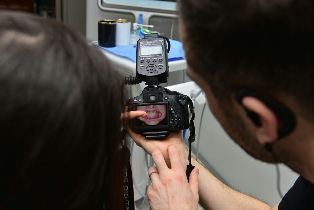 Dental fotoğraf makinesinin ekranında yakın çekim bir gülüş görüntüsü